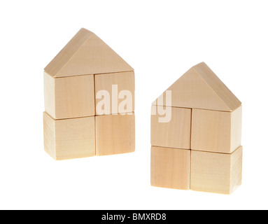 La maison en bois. Les jouets en bois - cubes. Il est isolé sur fond blanc Banque D'Images