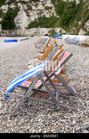 Transats sur la plage vide à la bière dans le Devon en Angleterre Banque D'Images