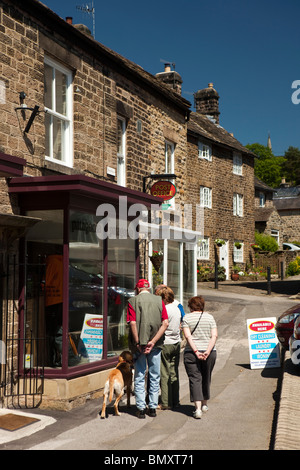 Royaume-uni, Angleterre, Derbyshire, Peak District, Hathersage, rue principale, groupe de marcheurs à la vitrine en Banque D'Images