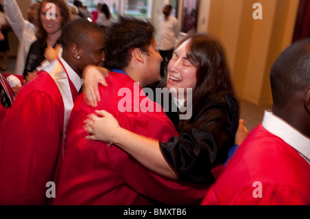 Boy épouse bien-wisher après cérémonie de remise de diplômes de KIPP Academy high school de Houston, Texas, USA Banque D'Images