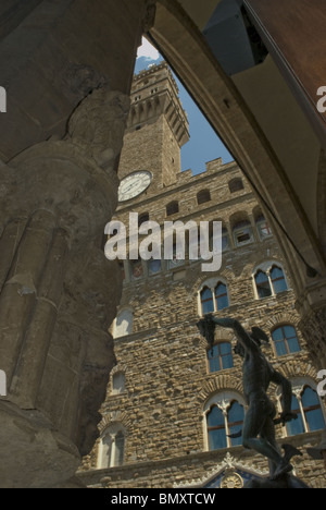 Florence : Palazzo Vecchio à travers l'arche de galerie de sculptures. Au premier plan : 'Perseus', par Benvenuto Cellini Banque D'Images