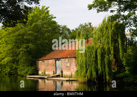 Bateaux sur la rivière Wensum, Norwich, Norfolk, Angleterre. Banque D'Images