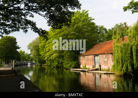 Bateaux sur la rivière Wensum, Norwich, Norfolk, Angleterre. Banque D'Images