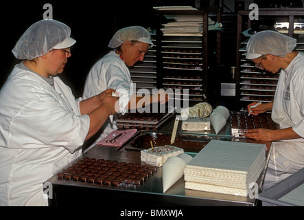 Peuple belge Femmes adultes employées au travail au travail des travailleurs d'usine de chocolat Godiva Ville de Bruxelles Belgique Europe Banque D'Images