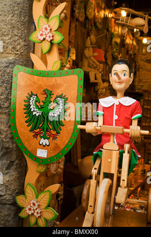 Vitrine de l'artisanat à Florence avec Pinocchio la bicyclette comme une attraction principale Banque D'Images