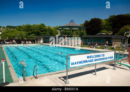 Royaume-uni, Angleterre, Derbyshire, Peak District, Hathersage, une piscine publique en été Banque D'Images