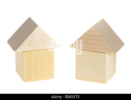 La maison en bois. Les jouets en bois - cubes. Il est isolé sur fond blanc Banque D'Images