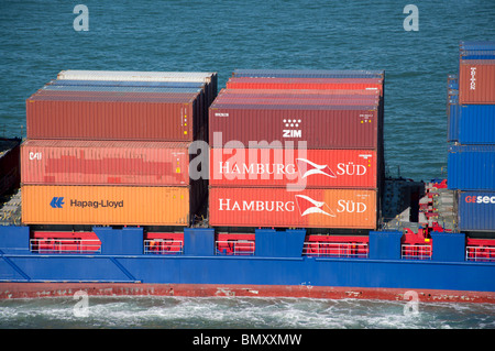 L'expédition des conteneurs chargés sur un navire porte-conteneurs transportés et exportés dans le Solent de Southampton. Banque D'Images