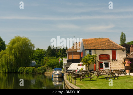 Le Granary Restaurant sur les bords de la Norfolk Broads, Coltishall, Norfolk, Angleterre. Banque D'Images