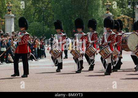 La bande des Grenadier Guards participant à la relève de la garde, après la sortie de Buckingham Palace, Londres Banque D'Images