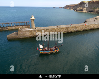 Navire de plaisance de petites infrastructures réplique de Cook's s'efforcer d'entrer Whitby Harbour vu du haut de la West lighthouse Banque D'Images