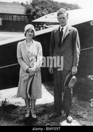 CHARLES LINDBERGH (1902-1974), aviateur américain avec sa femme Anne le lendemain à Bolling Field, 5 août 1929 après un vol au départ de New York Banque D'Images