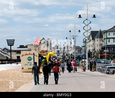 Les vacanciers à marcher le long de la mer à Littlehampton West Sussex. Photo par Gordon 1928 Banque D'Images