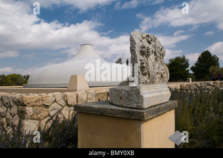 Fragment de ruine romaine antique placé à côté du Sanctuaire du Livre ou de la Maison de la Mer Morte défile dans le Musée de Jérusalem, Jérusalem-Ouest Israël Banque D'Images