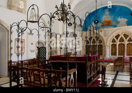 Intérieur de Yochanan ben Zakkaï Synagogue dans les "quatre synagogues séfarades' situé dans le quartier juif de la vieille ville de Jérusalem-Est Israël Banque D'Images