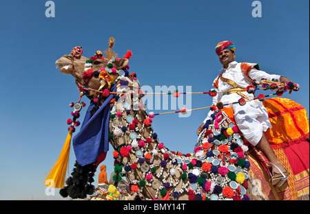 Camel décorées avec costumes traditionnels. Jaisalmer Desert Festival. Le Rajasthan. L'Inde Banque D'Images