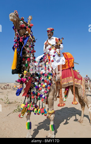 Camel décorées avec costumes traditionnels. Jaisalmer Desert Festival. Le Rajasthan. L'Inde Banque D'Images