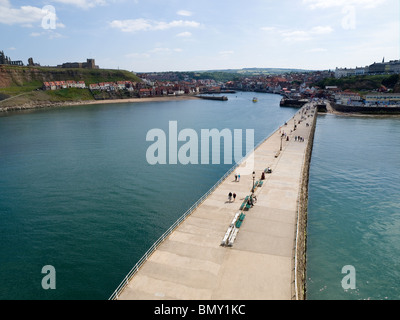 En regardant vers le centre-ville de Whitby en vue prise depuis le sommet du Phare Ouest Banque D'Images