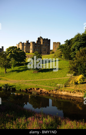 Château d'Alnwick et de la rivière Aln Banque D'Images