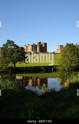 Château d'Alnwick et de la rivière Aln Banque D'Images