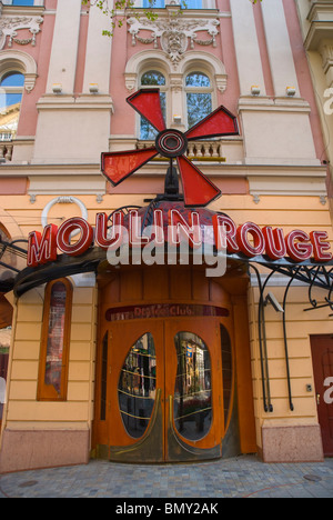 Moulin Rouge extérieur nuit Nagymezö utca, dans le centre de Budapest Hongrie Europe district VI Banque D'Images