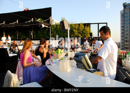 ISTANBUL, TURQUIE. Le bar du restaurant sur le toit à la mode de Nu Teras dans le district de Beyoglu Pera. L'année 2009. Banque D'Images