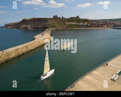 En regardant vers l'abbaye de Whitby en vue prise depuis le sommet du Phare Ouest Banque D'Images