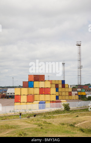 Les contenants d'expédition empilés dans le port de Felixstowe, Suffolk, Angleterre. Banque D'Images