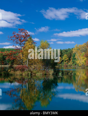 Hartman Creek State Park, WI Allen reflétant le lac bleu ciel et les couleurs de l'automne la forêt de feuillus Banque D'Images