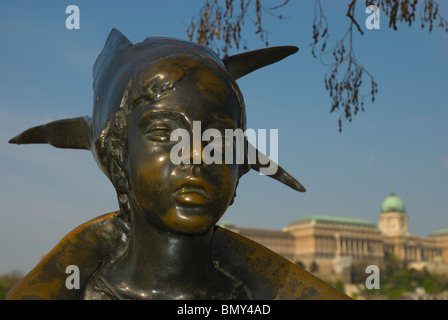 La Petite Princesse statue Belvaros riverside du Danube Budapest Hongrie Europe Banque D'Images