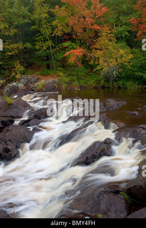 Pattison State Park, WI se précipiter l'eau blanc tombe sur les roches humides sur la rivière Noire au début de l'automne Banque D'Images