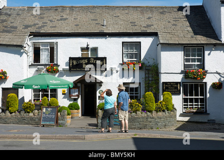 Couple à l'extérieur de l'Hôtel de La Poste dans le village de Hawkshead, Parc National de Lake District, Cumbria, Angleterre, Royaume-Uni Banque D'Images