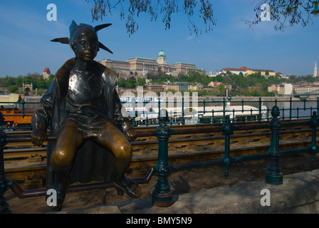 La Petite Princesse statue Belvaros riverside du Danube Budapest Hongrie Europe Banque D'Images