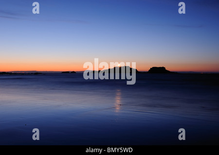 Fidra dans le glaoming de Yellowcraigs Beach, East Lothian, Scotland Banque D'Images