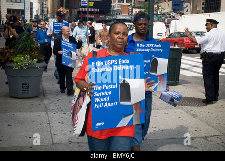 Postiers rassemblement devant l'James Farley Bureau de poste de New York demandant la poursuite du service de livraison le samedi Banque D'Images