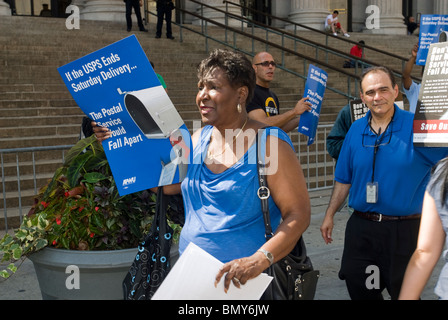 Postiers rassemblement devant l'James Farley Bureau de poste de New York demandant la poursuite du service de livraison le samedi Banque D'Images