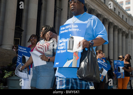 Postiers rassemblement devant l'James Farley Bureau de poste de New York demandant la poursuite du service de livraison le samedi Banque D'Images