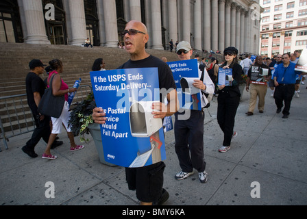 Postiers rassemblement devant l'James Farley Bureau de poste de New York demandant la poursuite du service de livraison le samedi Banque D'Images