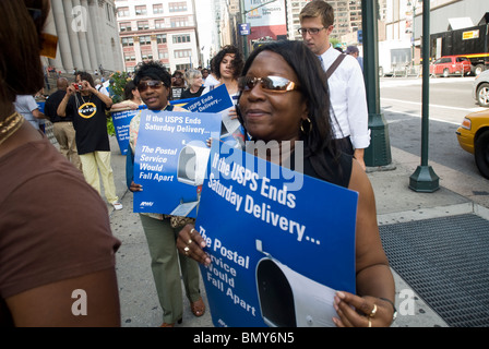 Postiers rassemblement devant l'James Farley Bureau de poste de New York demandant la poursuite du service de livraison le samedi Banque D'Images