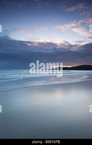 Scène de plage pacifique- vagues se brisant sur une plage irlandaise dans l'ouest de l'Irlande. Banque D'Images