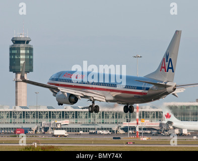 Un Boeing 737-823 d'American Airlines avion de ligne à l'atterrissage à l'Aéroport International de Vancouver (YVR). Banque D'Images