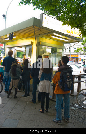 Vente de décrochage ont pour réputation d'être les meilleurs kebabs dans le quartier de Kreuzberg Berlin Allemagne Europe de l'ouest Banque D'Images