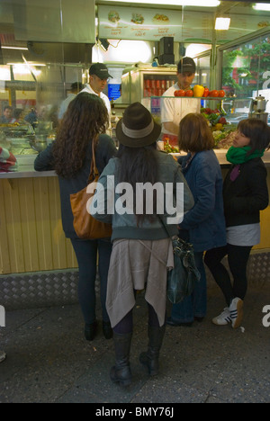 Vente de décrochage ont pour réputation d'être les meilleurs kebabs dans le quartier de Kreuzberg Berlin Allemagne Europe de l'ouest Banque D'Images