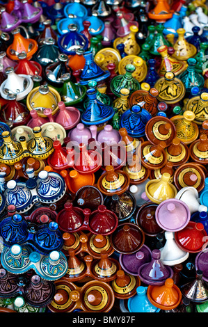 Tout un tas de pots tajine en vente dans une échoppe de marché à Marrakech. Banque D'Images