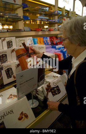 Vieille femme mature à la recherche des chocolats au KaDeWe Berlin Allemagne Europe de l'ouest Banque D'Images