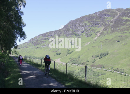 Cyclistes et randonneurs sur le chemin de fer Glen Ogle Écosse Juin 2010 Banque D'Images