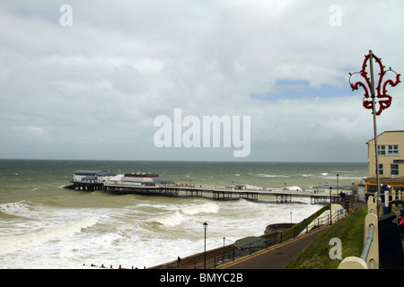 Météo Cromer . Des vents violents et des mers la création d'ondes nice autour de jetée de Cromer dans North Norfolk. Banque D'Images