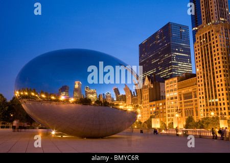 La Porte des nuages ou la sculpture de haricots au crépuscule, le Millennium Park, Chicago, Illinois Banque D'Images