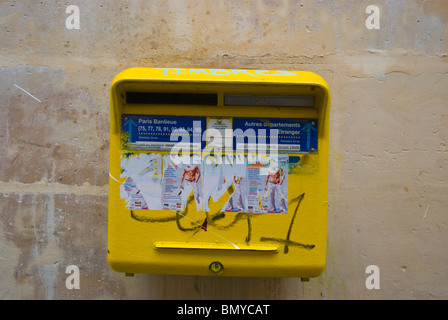Paris banlieue de la poste aux lettres mail box Le quartier du Marais centre de Paris France Europe Banque D'Images