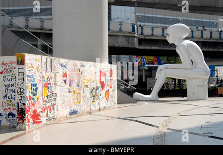 La sculpture moderne 009 dollar en dehors de Bangkok Art and Cultural Centre BACC dans le centre de Bangkok, Thaïlande Banque D'Images